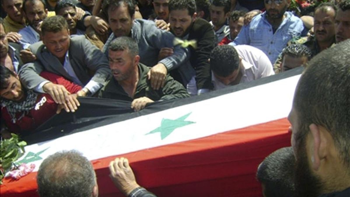 Fotografía facilitada por la agencia SANA que muestra el funeral de uno de los policías fallecidos ayer quien, según autoridades sirias, murió a nabis de un grupo terrorista armado en Homs (Siria) hoy, sábado, 7 de mayo de 2011. Los funerales de las víctimas en la revuelta de ayer en Siria, que coinciden con nuevas protestas, empezaron hoy en Homs y Hama, donde murieron al menos 21 personas, según un activista de derechos humanos. EFE