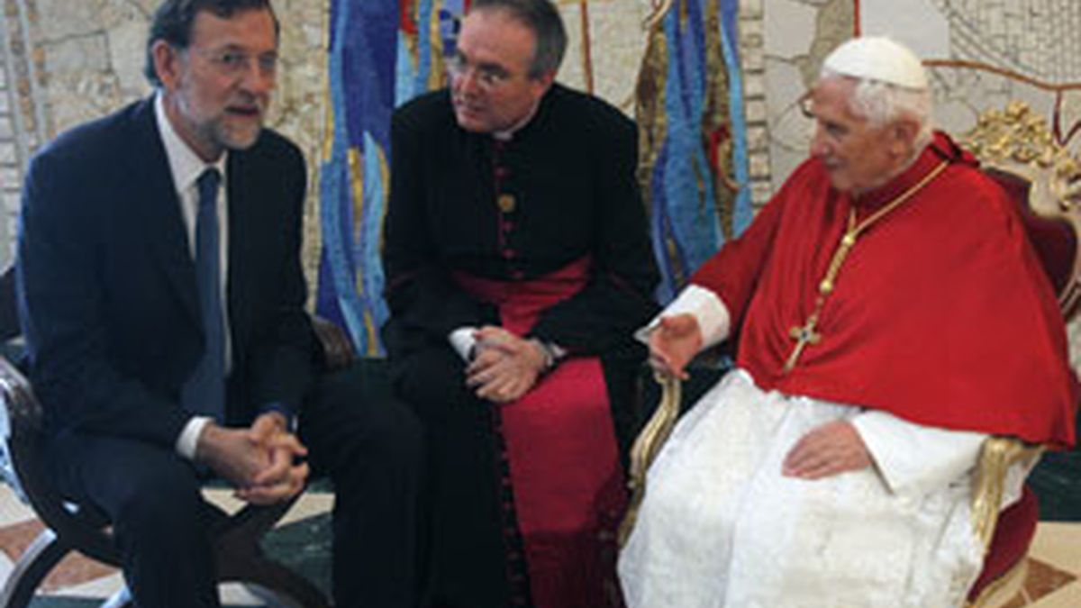 El papa Benedicto XVI durante el encuentro que ha mantenido con el líder de la oposición, Mariano Rajoy. Foto: EFE