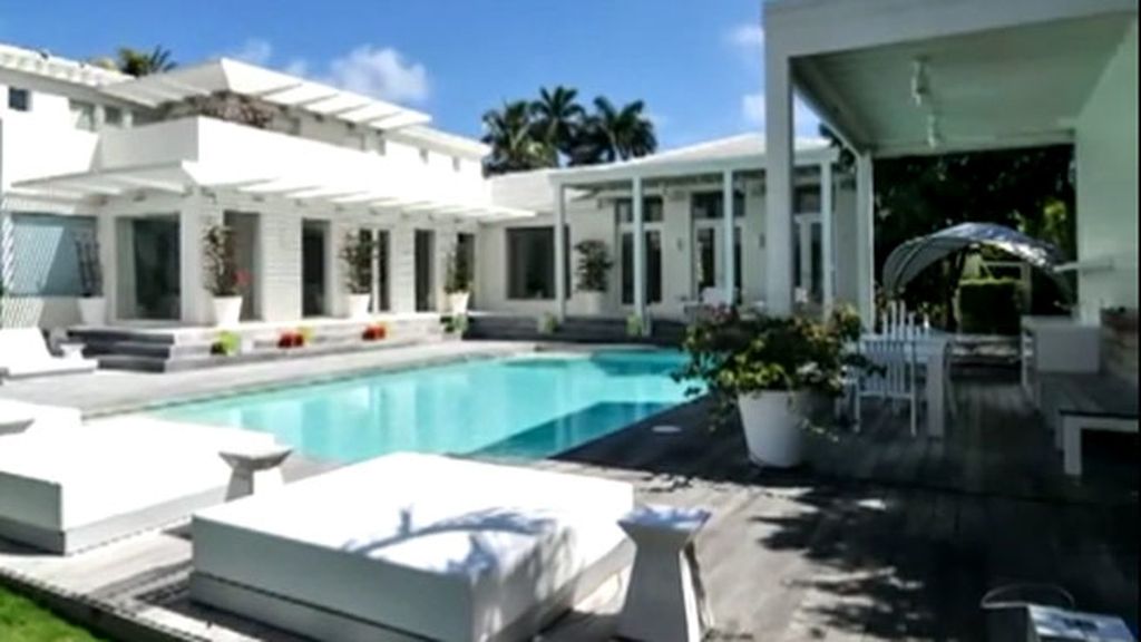 La casa tiene 800 metros cuadrados, embarcadero y piscina