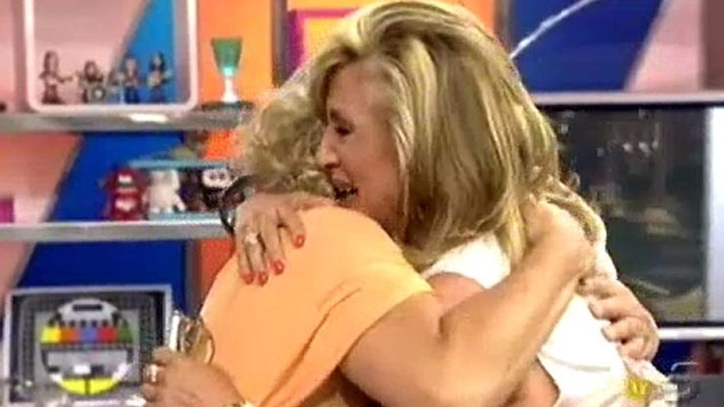 El emotivo abrazo de Lydia Lozano y Taryn Power, tía de Ylenia Carrisi