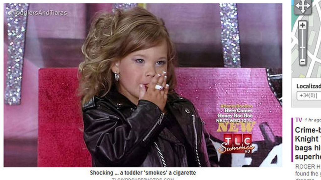 Niña de cuatro años, fumando