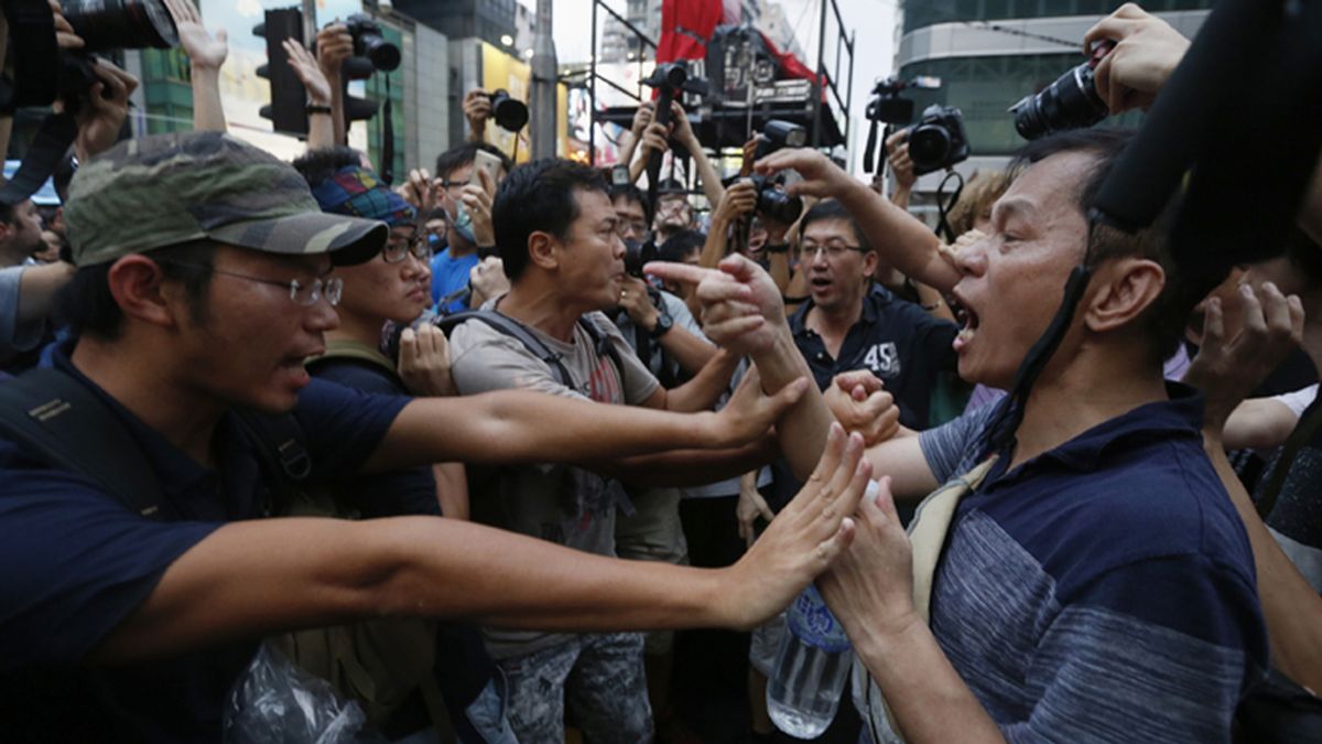 Múltiples enfrentamientos físicos y verbales en la zona ocupada en Hong Kong