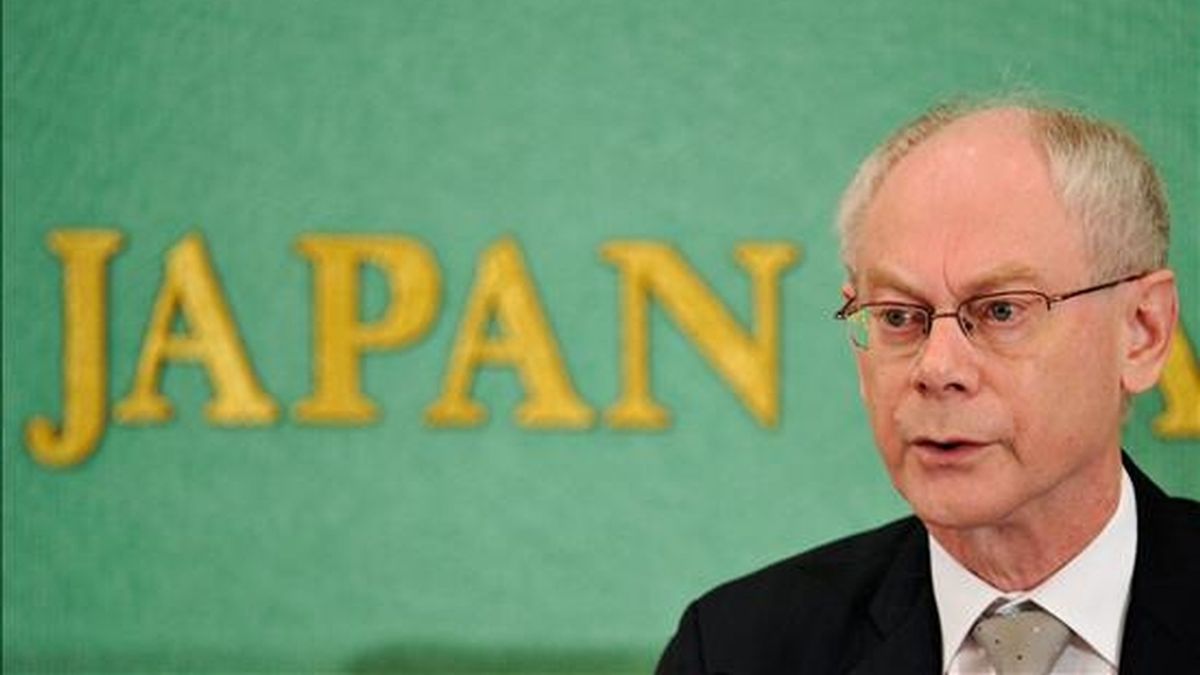 En la imagen, el presidente del Consejo Europeo, Herman Van Rompuy, escucha una pregunta durante una conferencia de prensa hoy en el Club Nacional de Prensa de Tokio (Japón). Van Rompuy se encuentra en Tokio para participar en la décimo novena Cumbre de la Unión Europea-Japón. EFE