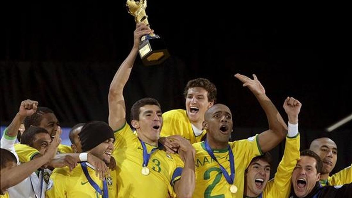El capitán de la selección brasileña Lucio levanta el trofeo que acredita a su equipo como campeón de la Copa de las Confederaciones, tras ganar a Estados Unidos por 3-2 en la final disputada el pasado 28 de junio en el estadio Ellis Park de Johanesburgo (Sudáfrica). EFE