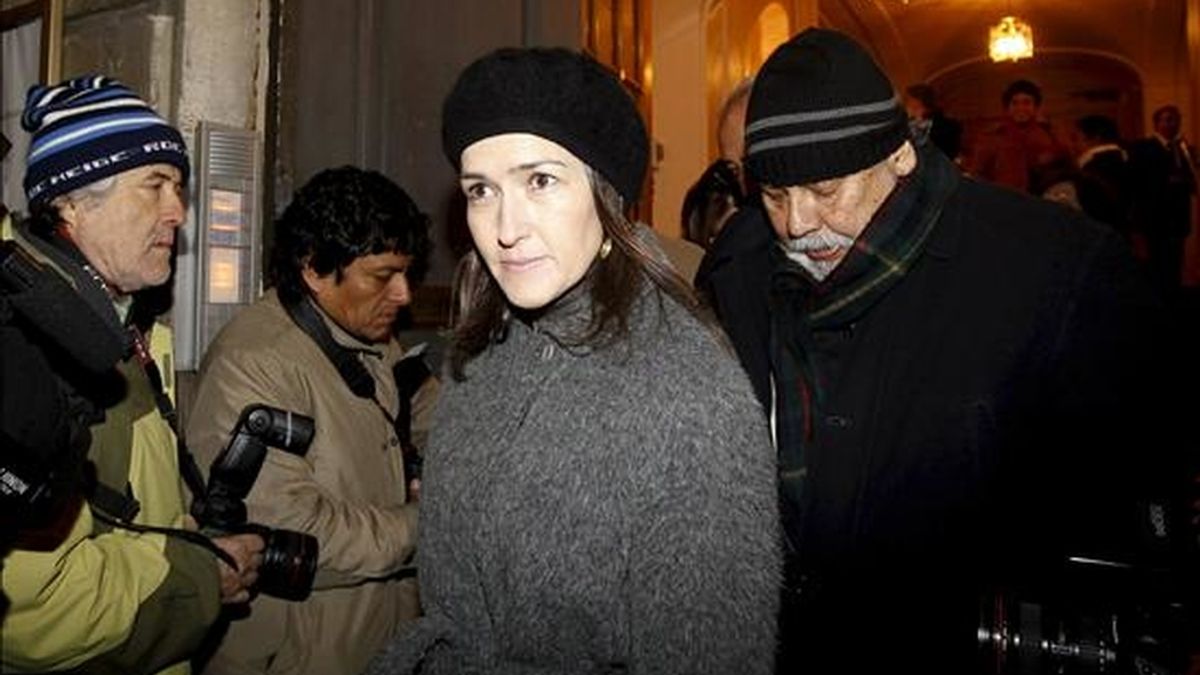 La ministra de Cultura, Angeles González Sinde, a su salida de la Academia sueca, después que el escritor hispano peruano Mario Vargas Llosa pronunciase el discurso de recepción del Premio Nobel que recibirá este viernes en Estocolmo. EFE La ministra de Cultura, Angeles González Sinde, a su salida de la Academia sueca, después que el escritor hispano peruano Mario Vargas Llosa pronunciase el discurso de recepción del Premio Nobel que recibirá este viernes en Estocolmo. EFE