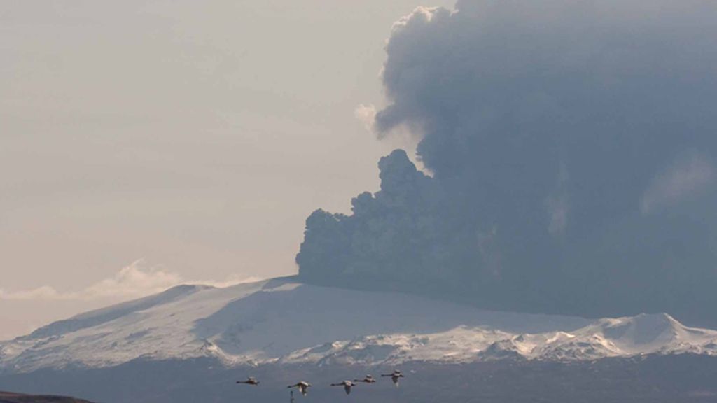 Islandia mira al volcán