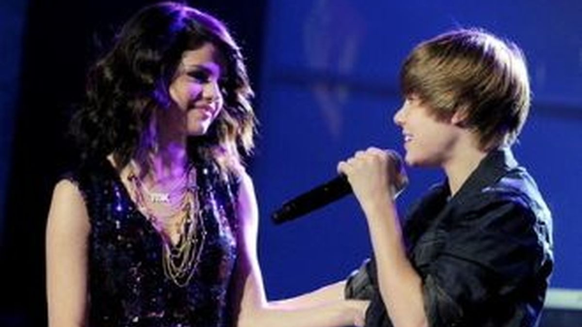 Los dos cantantes mantienen un noviazgos, algo que no llevan muy bien las fans de Bieber.