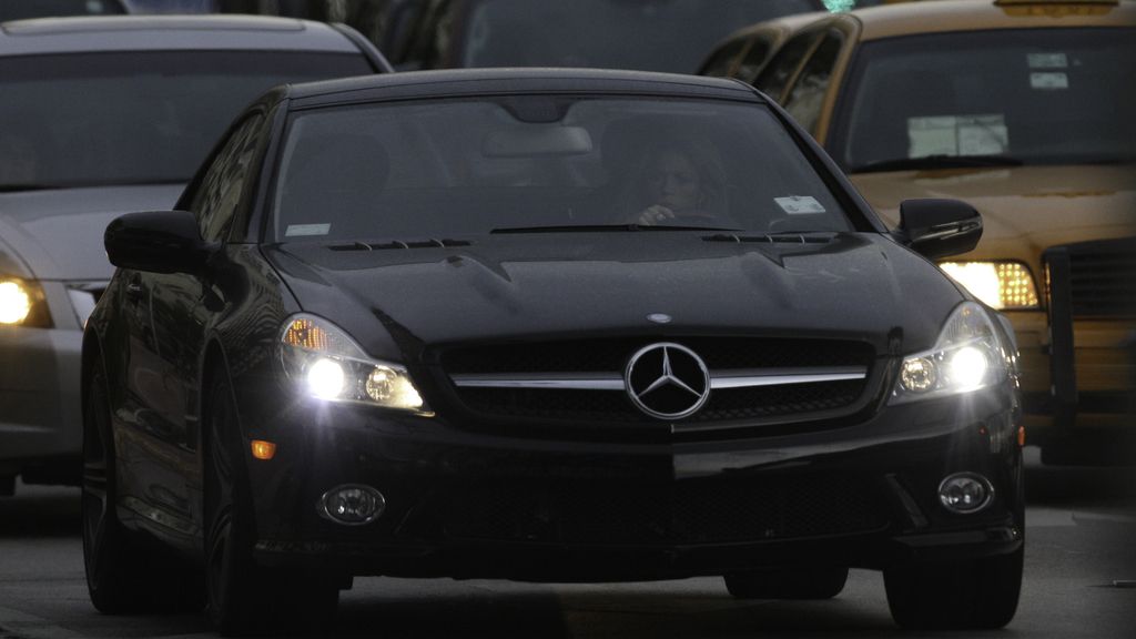 Shakira conduciendo su Mercedes