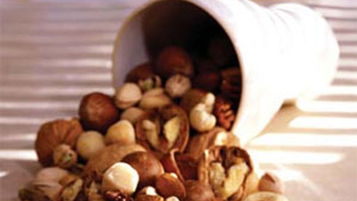 El efecto saciante de las nueces y otros frutos secos, gracias a su riqueza en nutrientes y fibra, induce a comer menos.