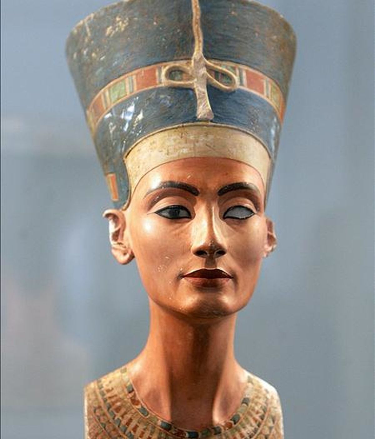 Las autoridades egipcias reclaman a Berlín la devolución del busto de Nefertiti, la reina del Nilo de 3.400 años de edad a la que arqueólogos alemanes hallaron en el Valle de Amarna en 1912 y sacaron del país ilegalmente, según Egipto. EFE/Archivo