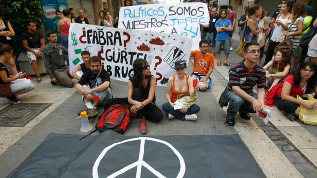 Protesta en las Cortes valencianas