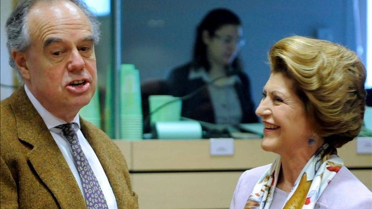 En la imagen la comisaria europea de Educación, Cultura, Multilingüismo y Juventud, Androulla Vassiliou, conversa con el ministro francés de Cultura, Frederic Mitterrand. Los países de la UE discuten "fórmulas y propuestas" para dar un nuevo impulso a Europeana, la biblioteca virtual europea. EFE/Archivo En la imagen la comisaria europea de Educación, Cultura, Multilingüismo y Juventud, Androulla Vassiliou, conversa con el ministro francés de Cultura, Frederic Mitterrand. Los países de la UE discuten "fórmulas y propuestas" para dar un nuevo impulso a Europeana, la biblioteca virtual europea. EFE/Archivo