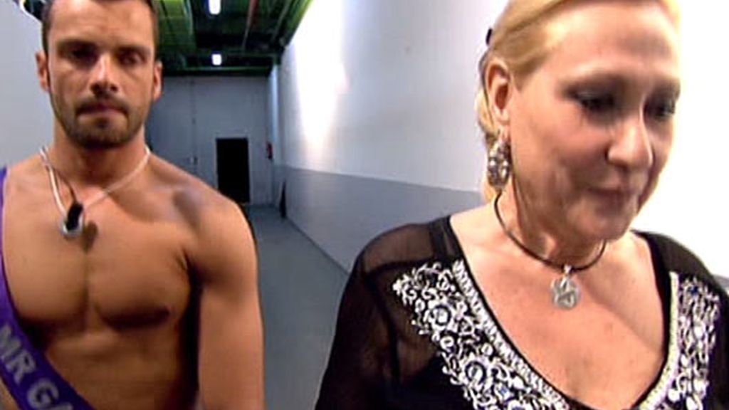 Mr Gay España 2010, Israel Acevedo, visita el 'Deluxe' con Rosa Benito