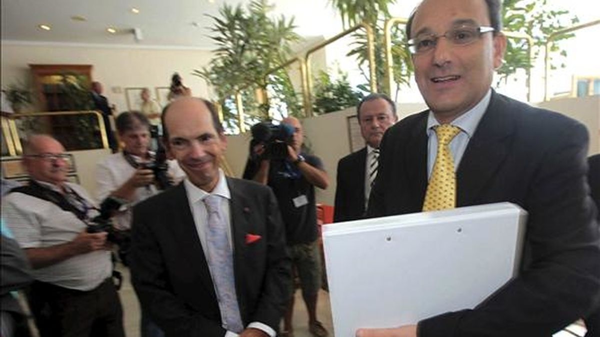 El primer ministro de Gibraltar, Peter Caruana (d), a su llegada al Rock Hotel momentos antes de comenzar en Gibraltar las reuniones técnicas con los representantes de España, Reino Unido y Gibraltar en el Foro Tripartito de Diálogo. EFE