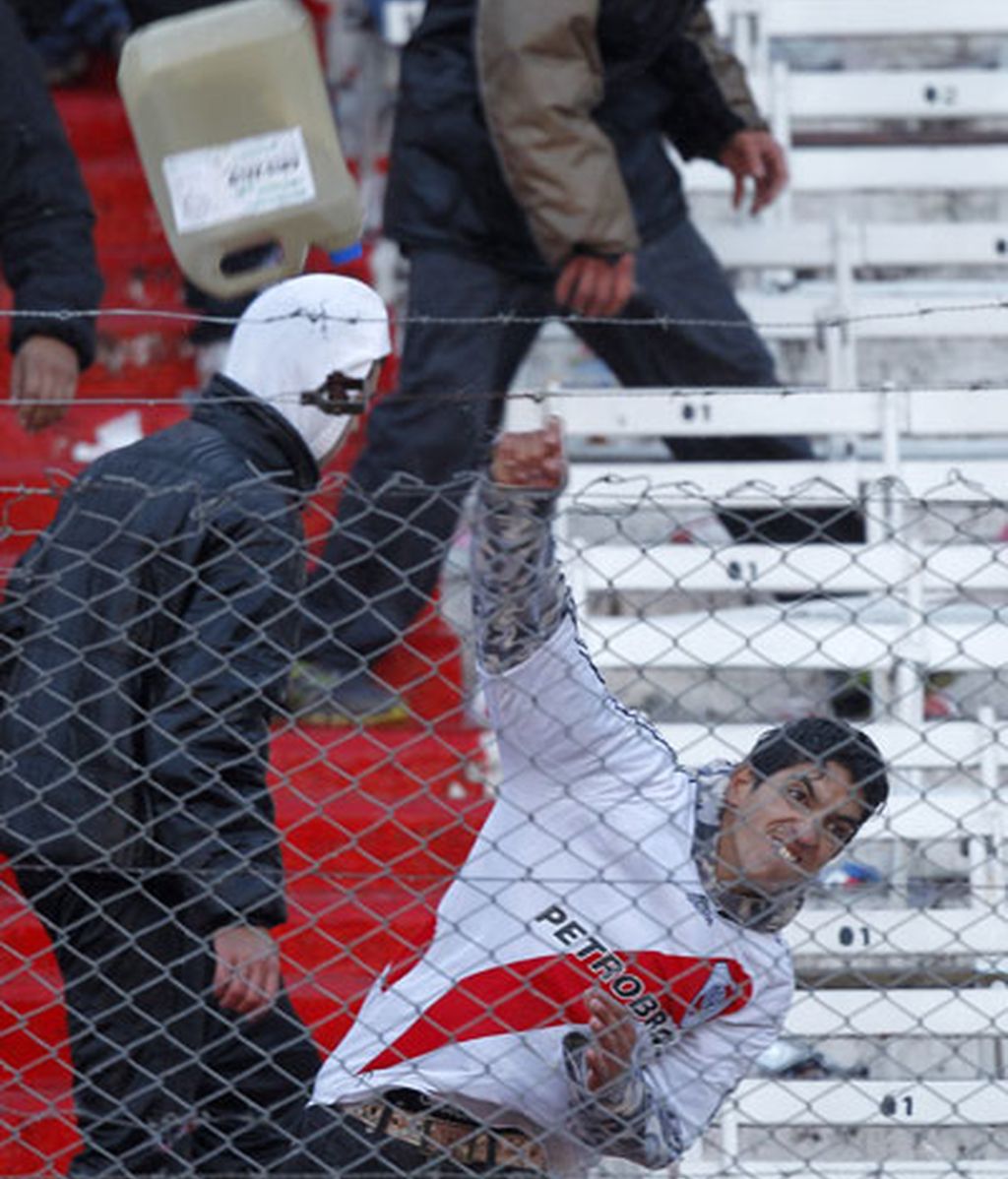 Gravísimos incidentes tras el descenso de River Plate a la 'B'