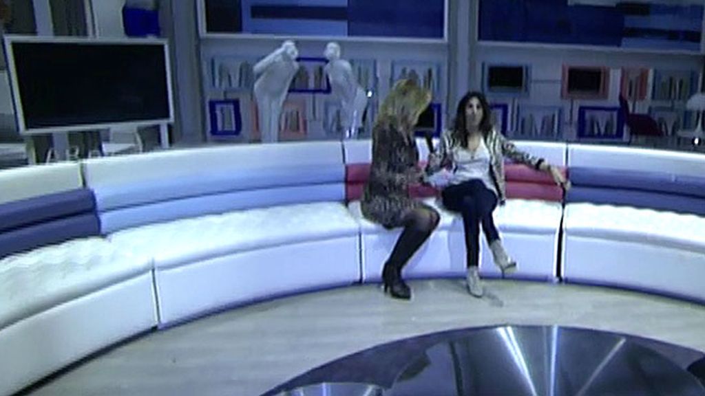 La presentadora y la colaboradora hacen una vista al plató de Ana Rosa
