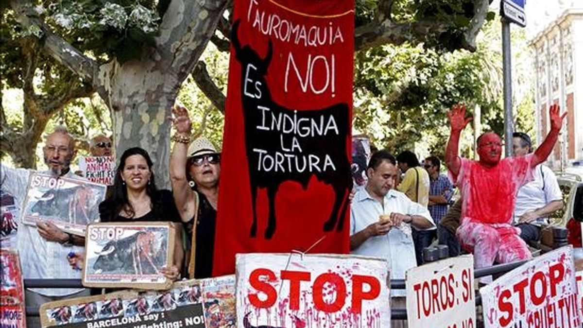 Detractores de las corridas de toros manifestándose a las puertas del Parlamento de Cataluña, donde este miércoles se aprobó una iniciativa popular para prohibir las corridas de toros en esa comunidad autónoma española. EFE