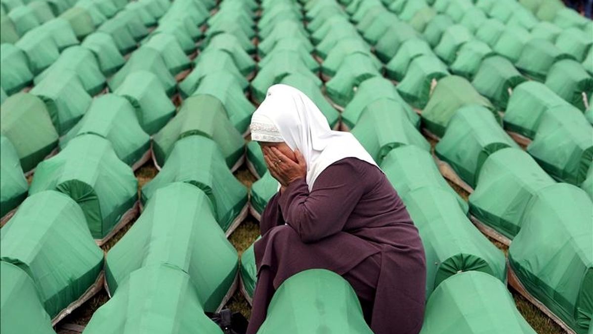 Una mujer llora entre féretros durante el funeral de 775 víctimas de la matanza de Srebrenica recientemente identificadas. EFE/Archivo