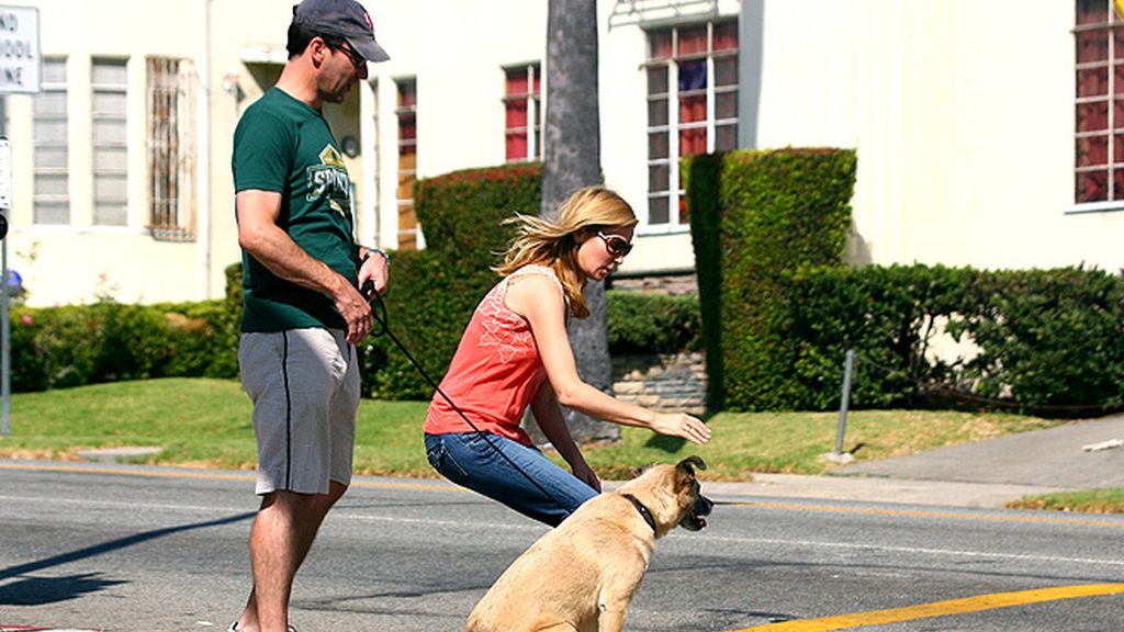 John Hamm se olvida de los Emmy con su mujer y su perra Cora
