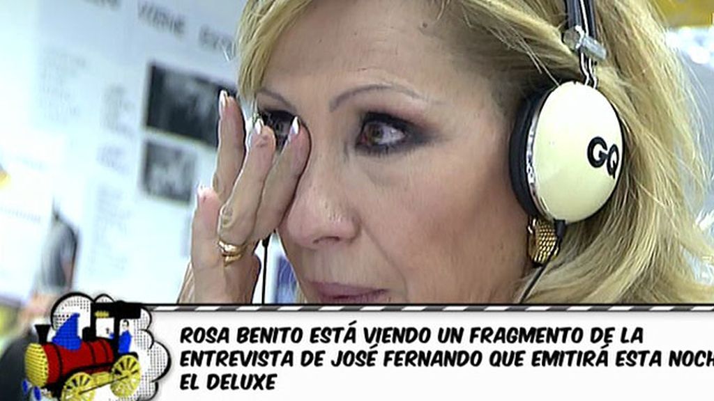 La colaboradora ve parte de la entrevista de José Fernando Ortega