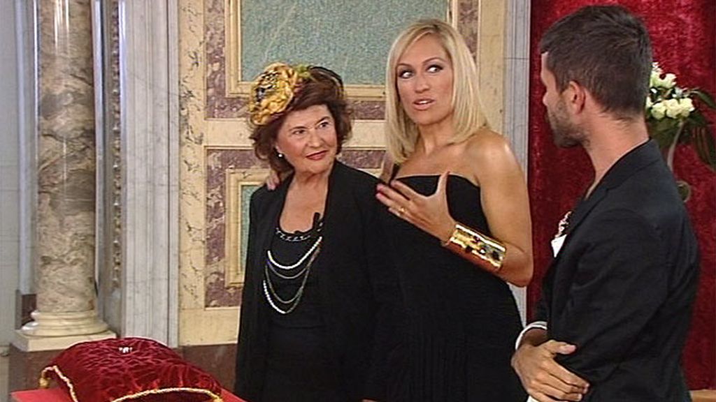 Mary acepta el anillo de su hijo emocionada, pero le aconseja: “tienes que volar”