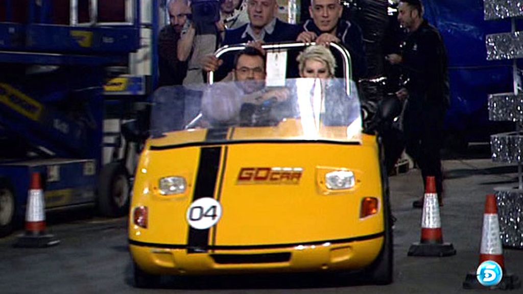 J.J. y los Kikos no tienen miedo y se montan en el mini-coche con la periodista