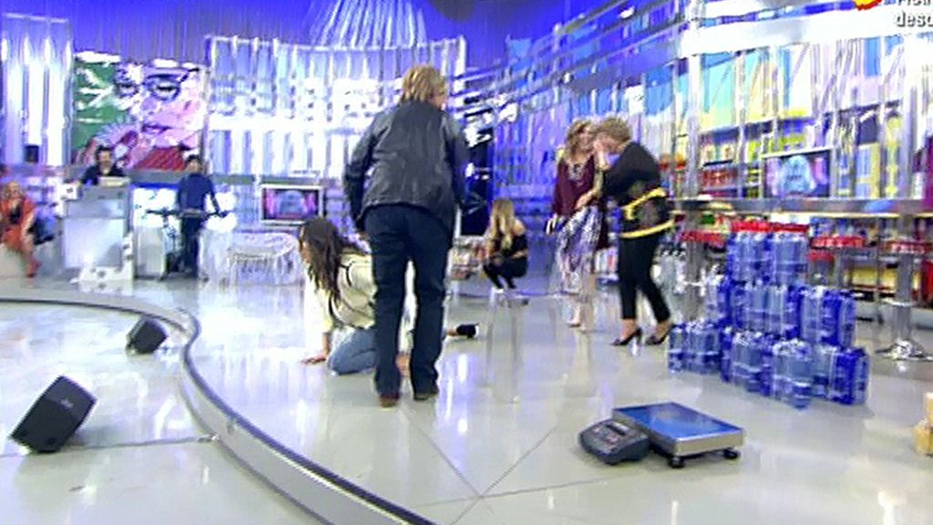 La presentadora se arrastra por el suelo