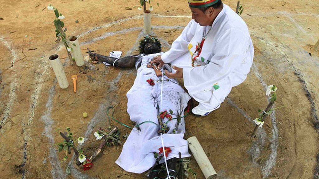 Un sacerdote colombiano exorciza a una mujer