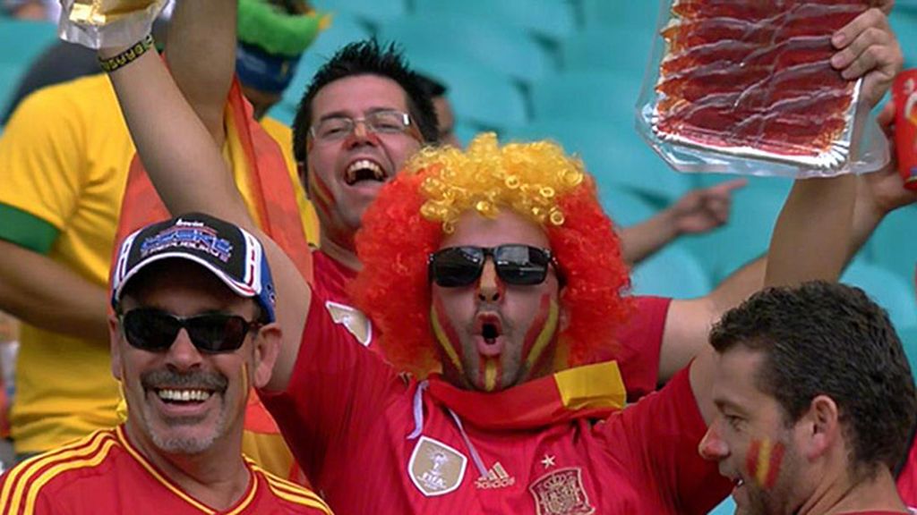 No podía faltar el jamón en la grada española