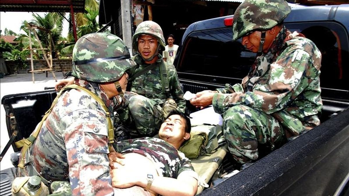 Soldados tailandeses evacúan a un camarada herido en un enfrentamiento con fuerzas camboyanas cerca del templo Ta Muean, en la disputada zona fronteriza de Phanom Dong Rak, en la provincia de Surin (Tailandia). EFE