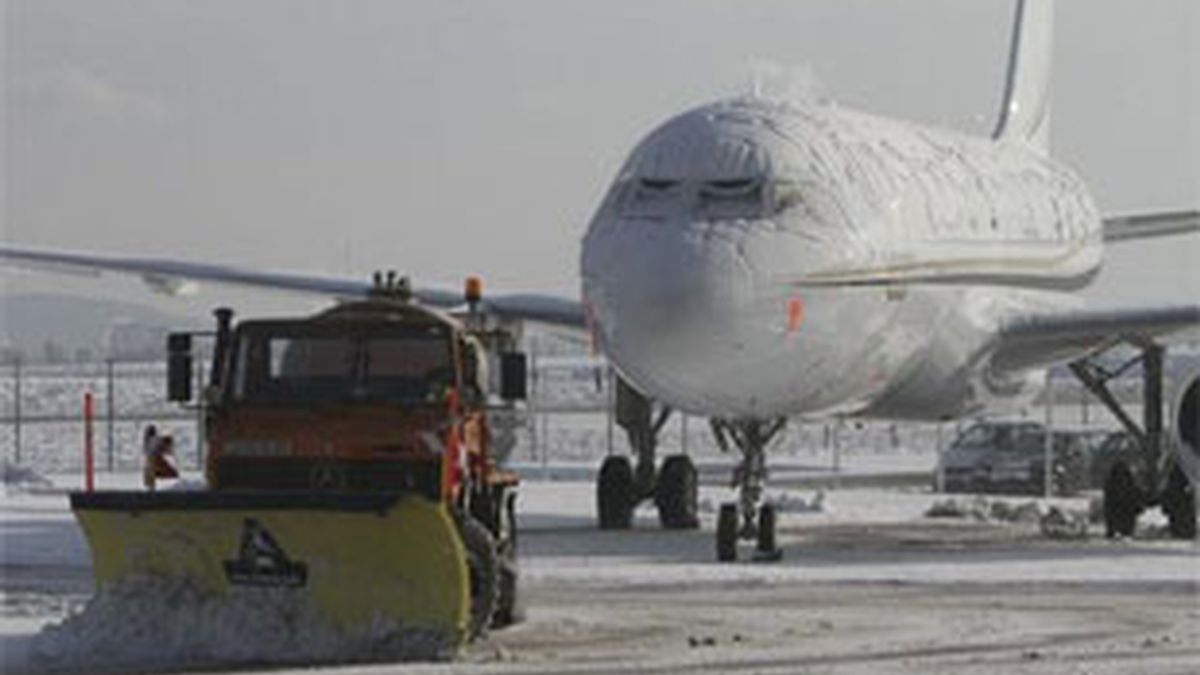El clima y la falta de líquido anticongelante para los aviones han obligado a la anulación de los vuelos. Foto: EFE