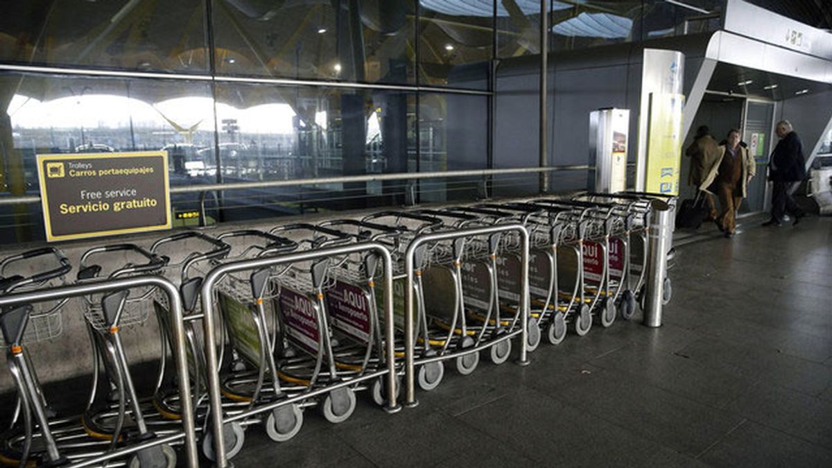 Fomento pretende cobrar el uso de los carros portaequipajes en los aeropuertos