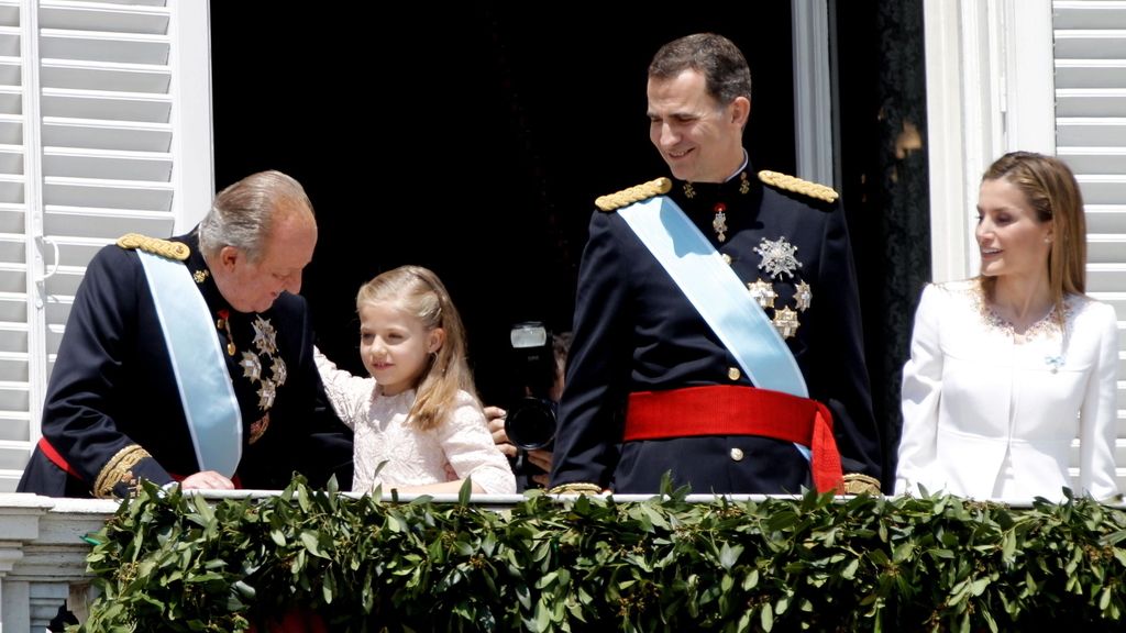 Momento entrañable entre el Rey y la princesa de Asturias en el balcón del Palacio Real
