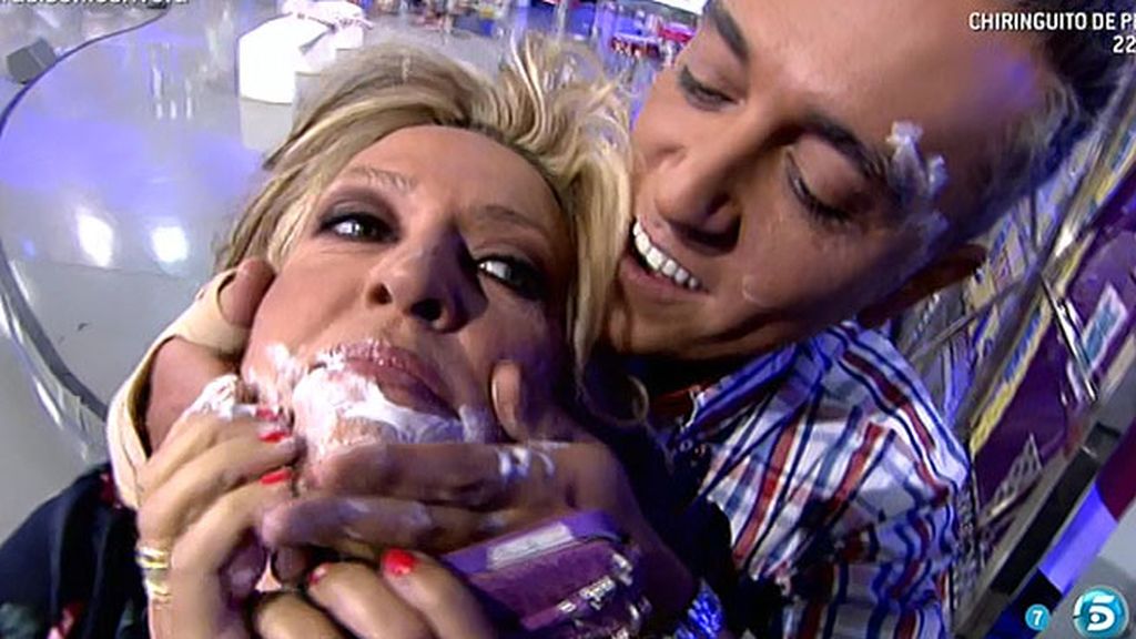 Lydia Lozano acaba llena de crema