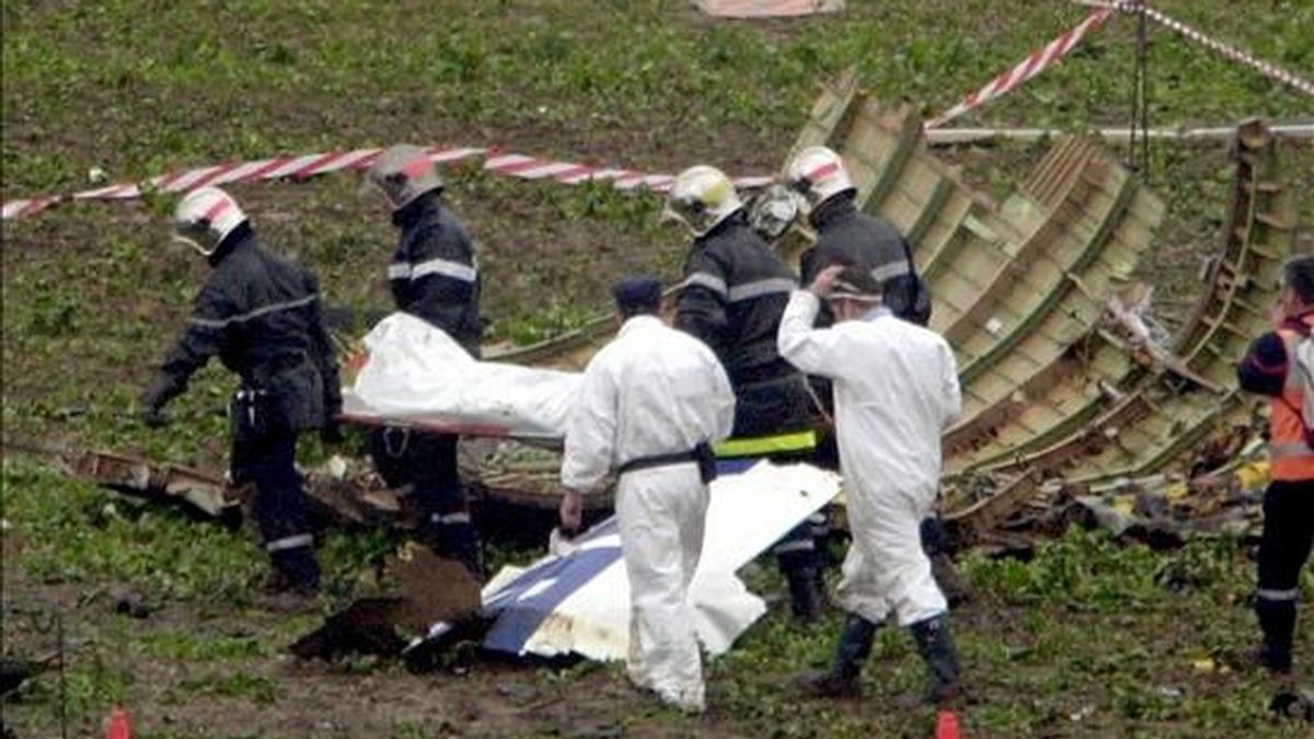 Imagen de archivo tomada el 25 de julio de 2000 que muestra a bomberos trasladando a una de las víctimas del accidente del Concorde, en Gonesse, (Francia). EFE/Archivo