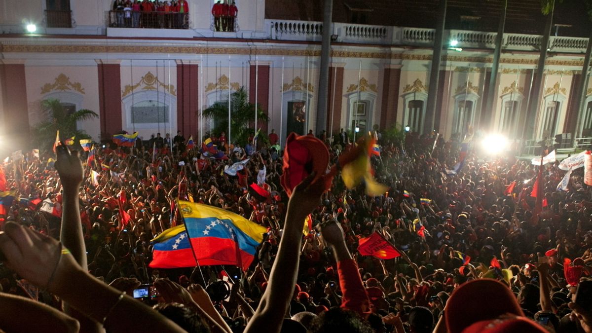 Miles de personas celebran la victoria de Hugo Chávez