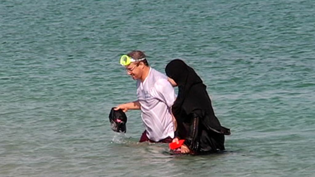 Un bañito en la playa bien tapadita