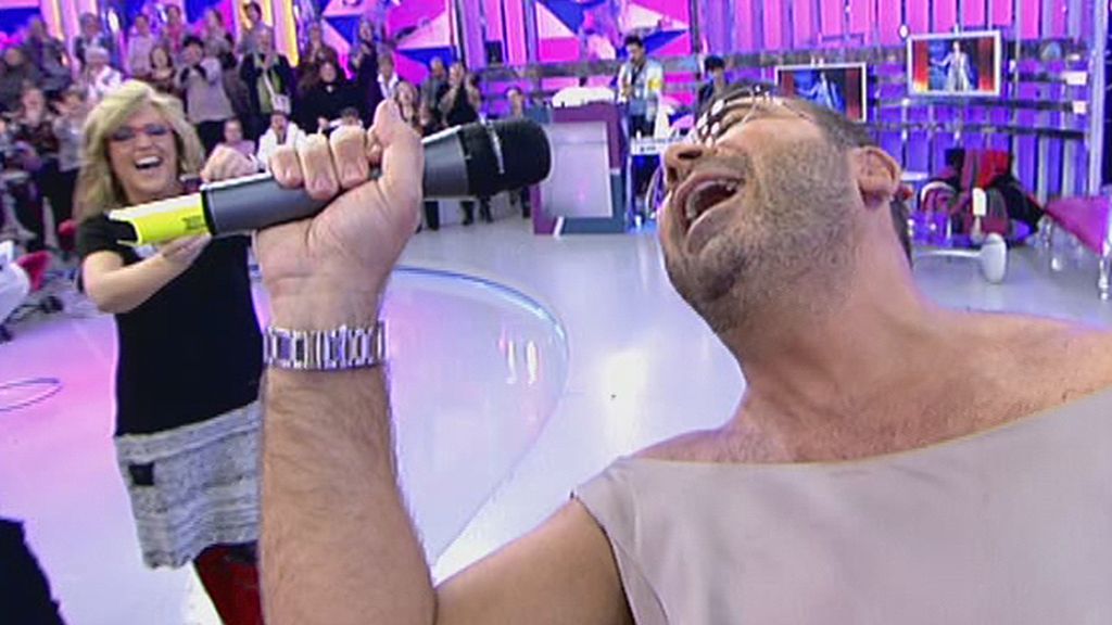 El presentador se enfunda el vestido de la tonadillera