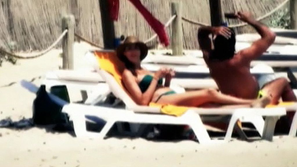 La presentadora y su pareja disfrutan del sol entre besos y abrazos