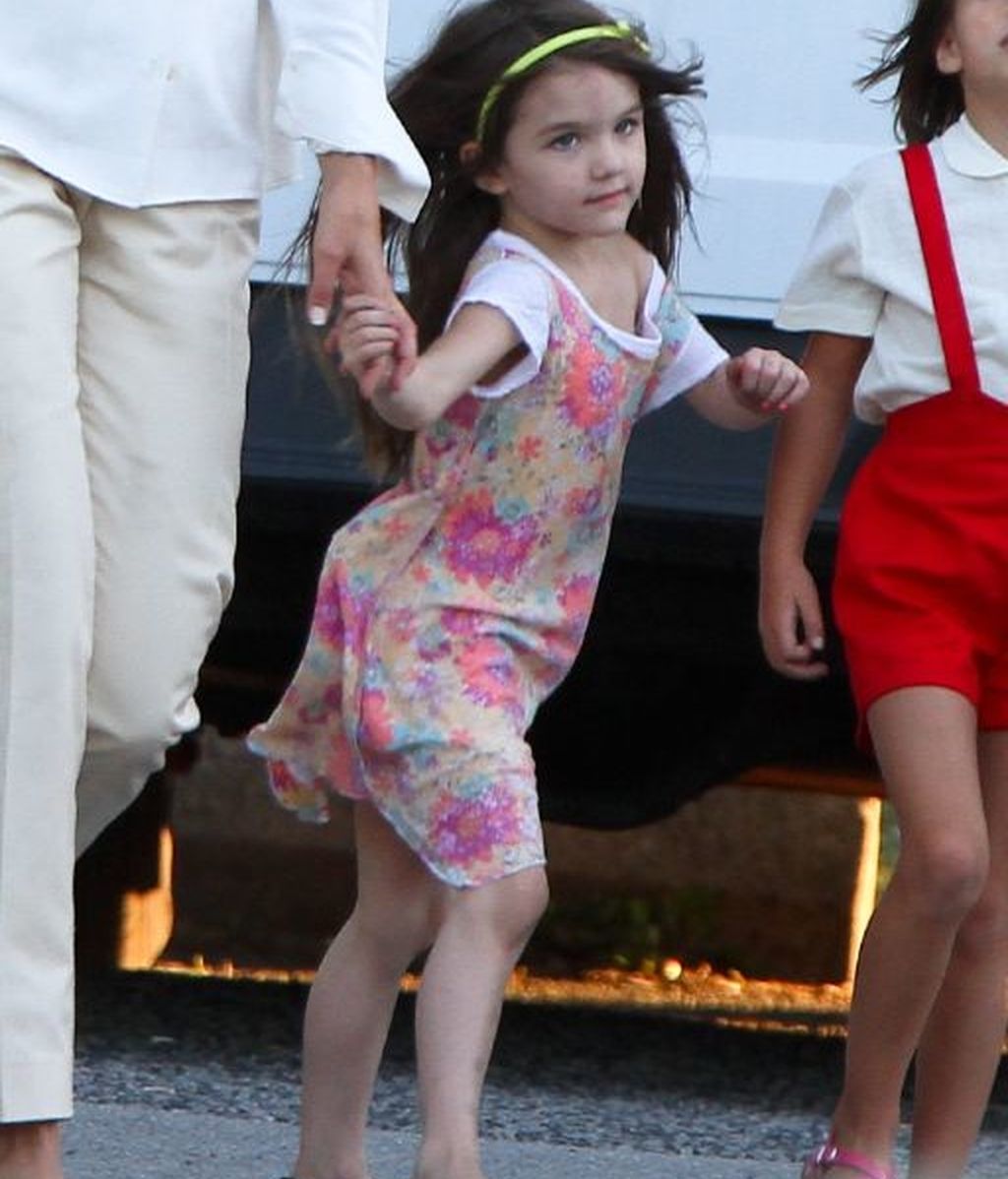 Suri Cruise acompaña a su madre en el rodaje de 'Los Kennedy'