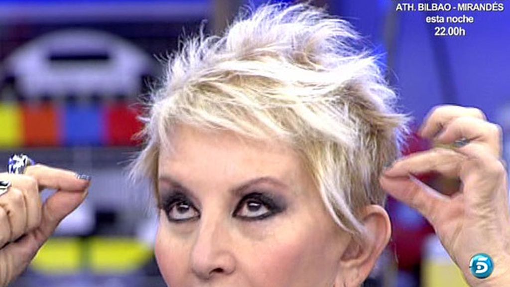 Pendientes y vestido con teclas