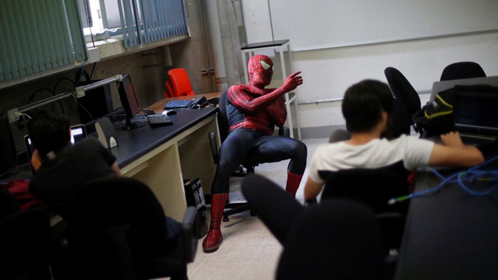 Spider-teacher: el profesor que acude a clase vestido como Spiderman