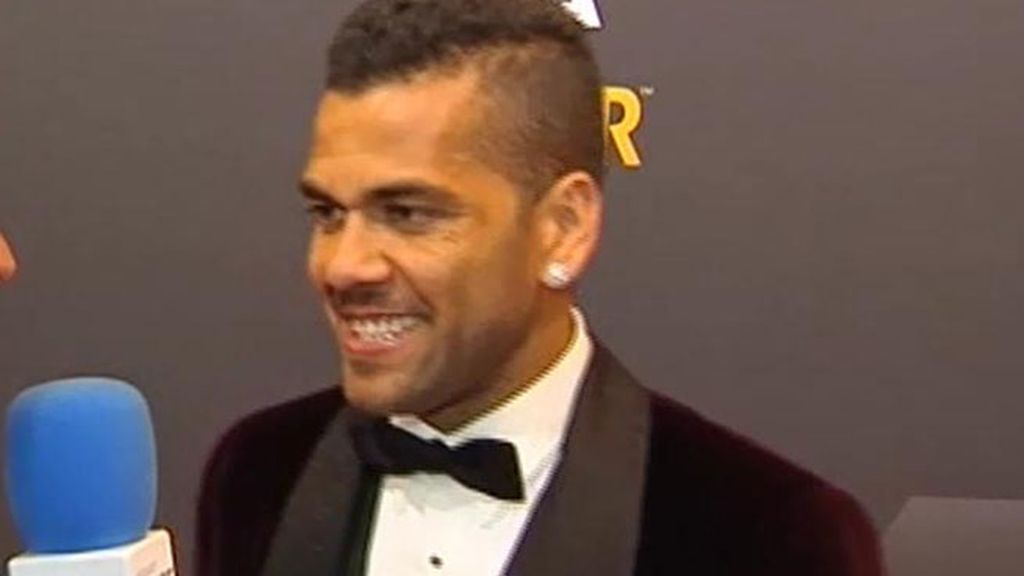Alves, con pajarita y pendiente