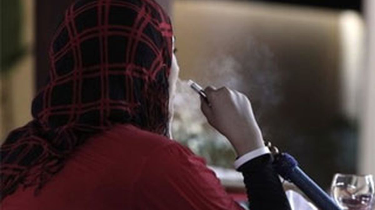 Una mujer palestina fuma shisha en un café de la Ciudad de Gaza. Foto: AP
