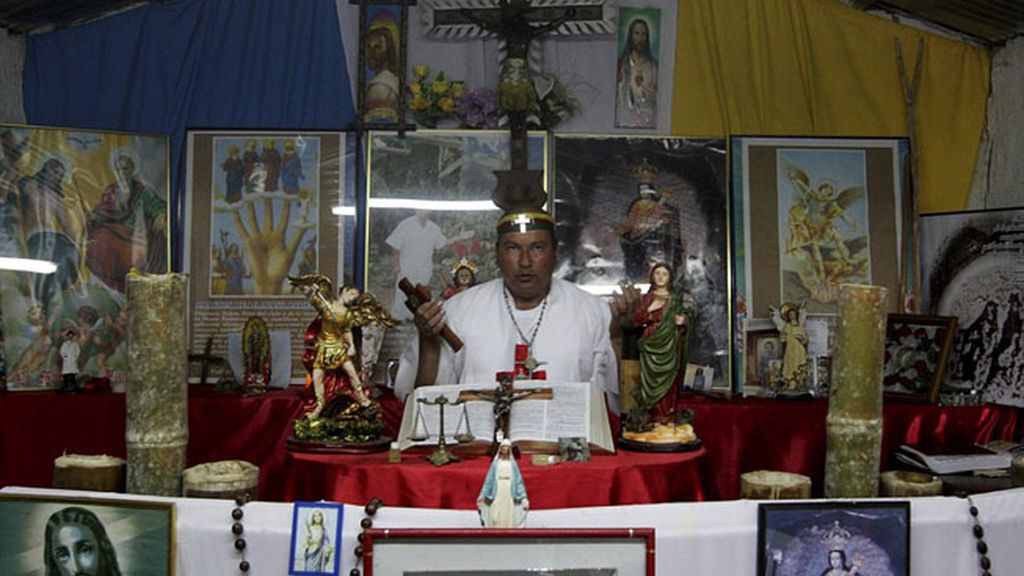 Un sacerdote colombiano exorciza a una mujer