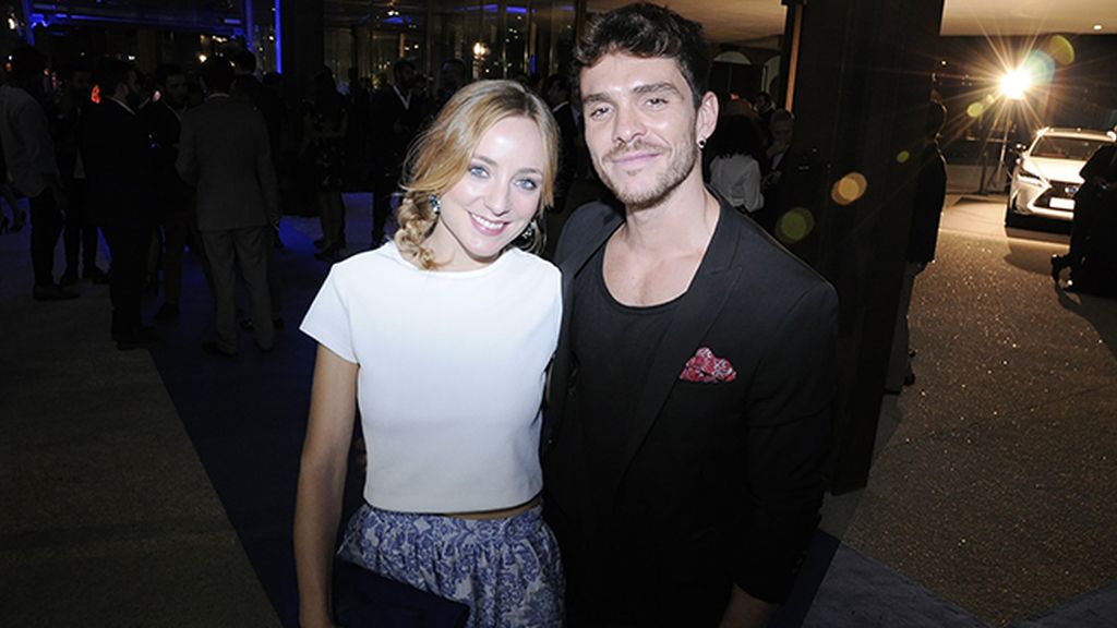 Los actores Ángela Cremonte y Álvaro Monje durante la fiesta en el Museo del Traje