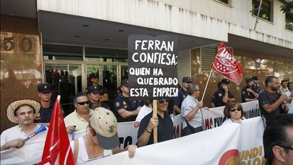 Trabajadores de Viajes Marsans durante la manifestación que protagonizaron el pasado 15 de julio ante la sede de la CEOE, para protestar por el impago de sus nóminas y la situación de la empresa. EFE