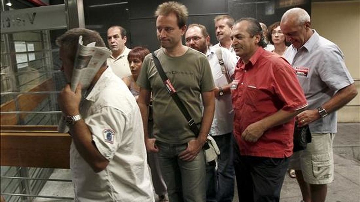 Trabajadores de Metro de Madrid a su llegada a los juzgados donde hoy se celebró el acto de conciliación de la demanda interpuesta por la empresa contra los sindicatos y el comité de huelga en la que reclama 6,5 millones de euros de indemnización y que se reconozca la huelga del 29 y 30 de junio como ilegal. EFE Trabajadores de Metro de Madrid a su llegada a los juzgados donde hoy se celebró el acto de conciliación de la demanda interpuesta por la empresa contra los sindicatos y el comité de huelga en la que reclama 6,5 millones de euros de indemnización y que se reconozca la huelga del 29 y 30 de junio como ilegal. EFE