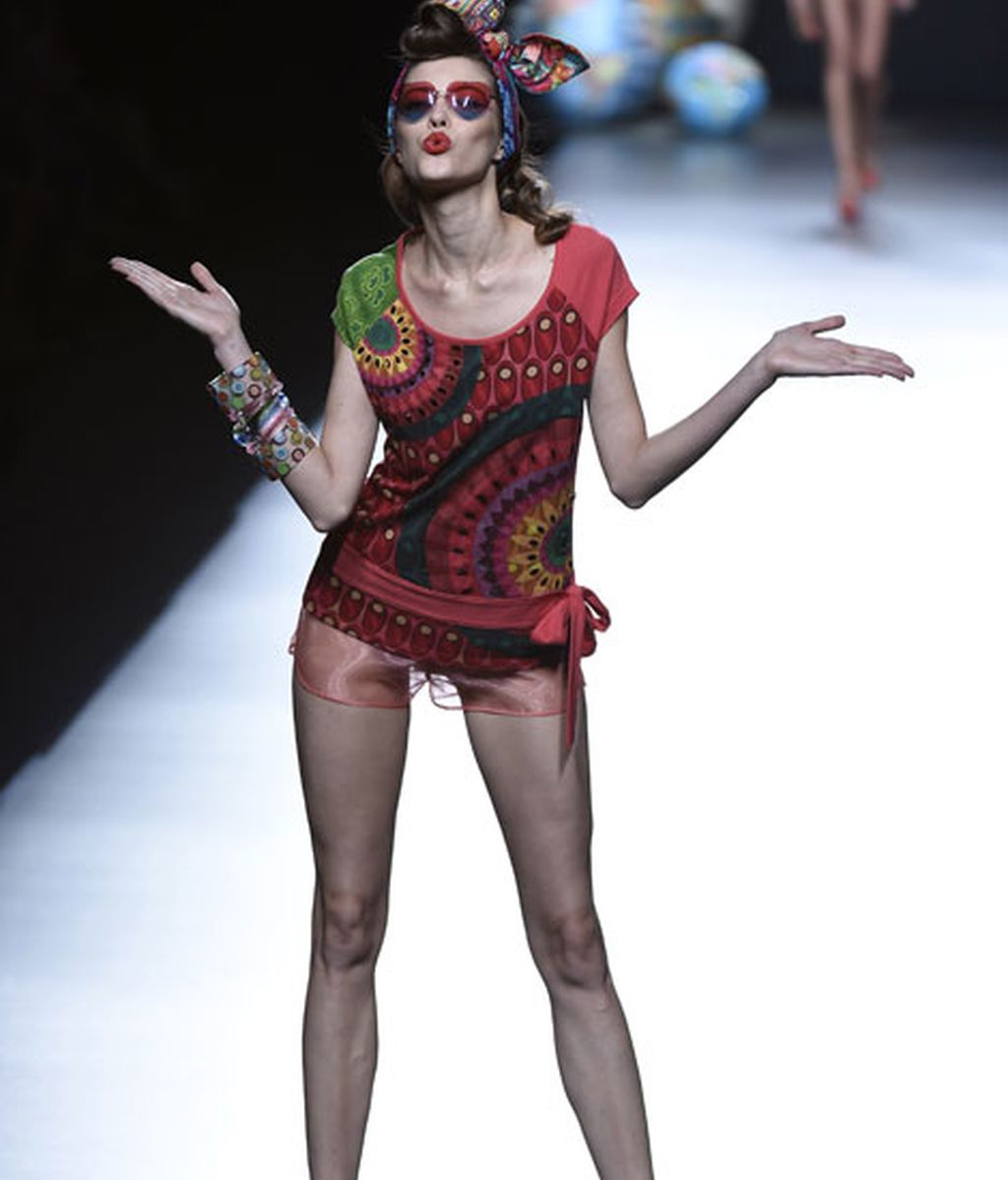 Color y grafismo en una colección que explota las señas de identidad de la firma