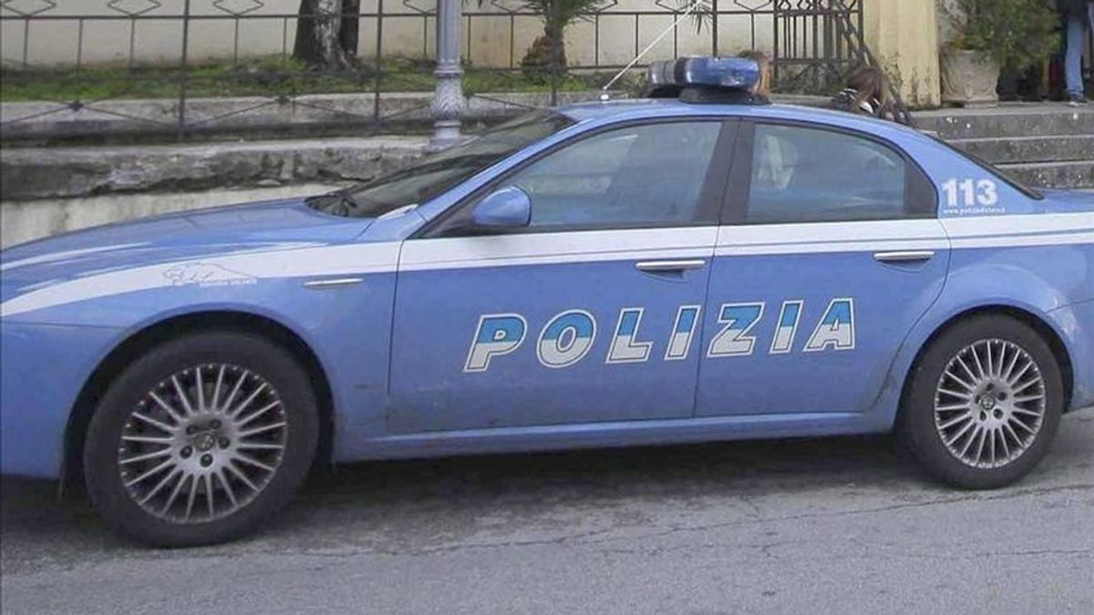 Un coche de la Policía italiana en un suceso. EFE/Archivo Un coche de la Policía italiana en un suceso. EFE/Archivo